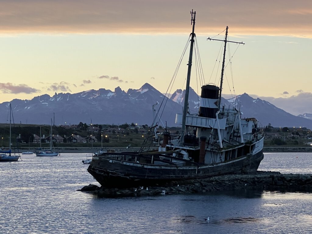 Wrack der Saint Christopher in Ushuaia zum Sonnenaufgang