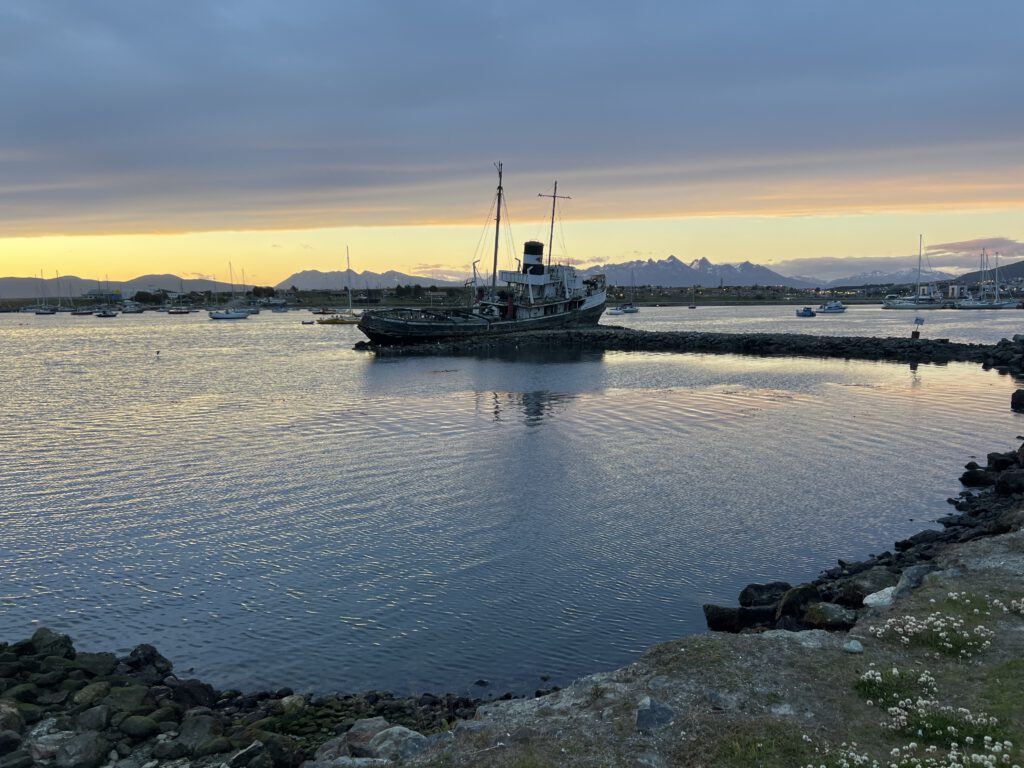 Schiffswrack Ushuaia bei Sonnenaufgang