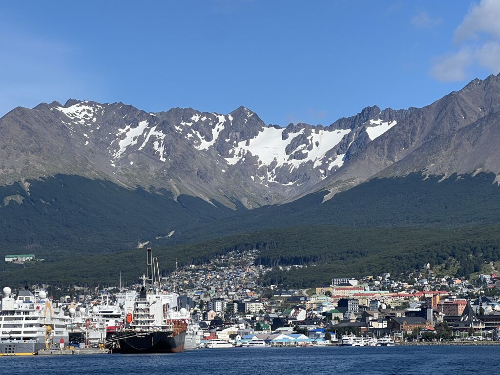 Blick auf Ushuaia vom Wasser aus