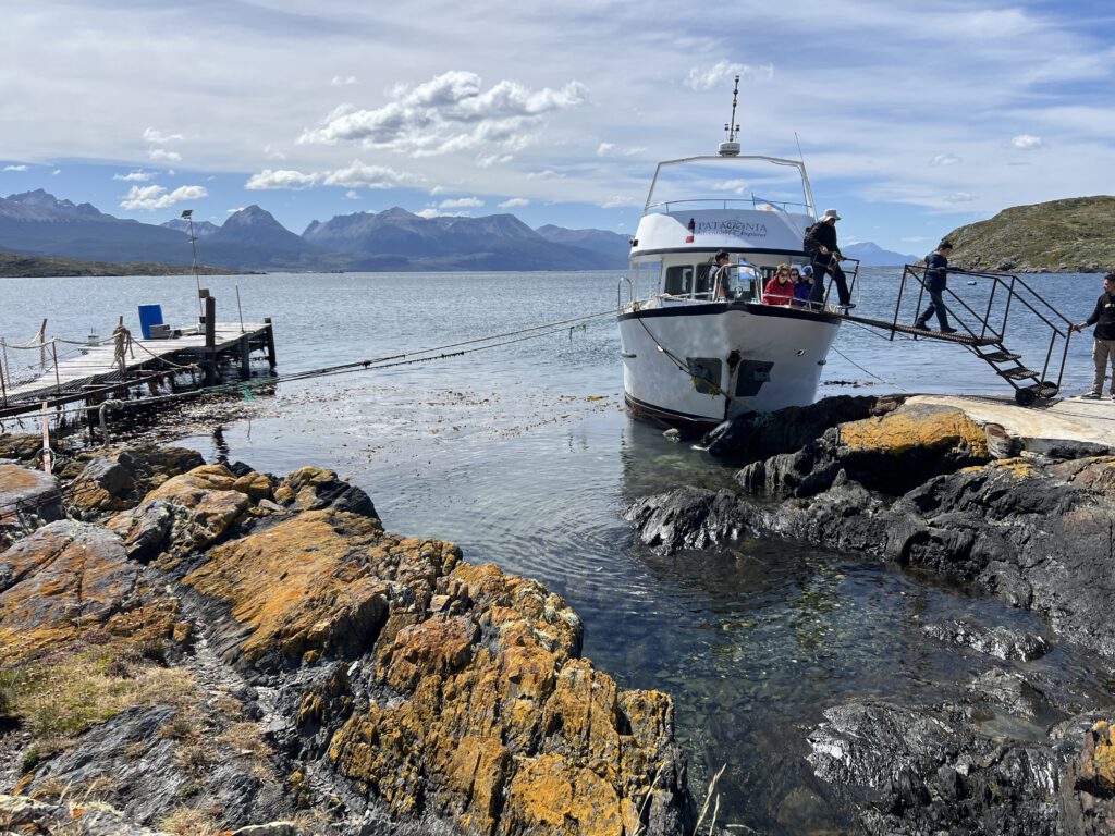 Boot vor Isla Bridges in Feuerland