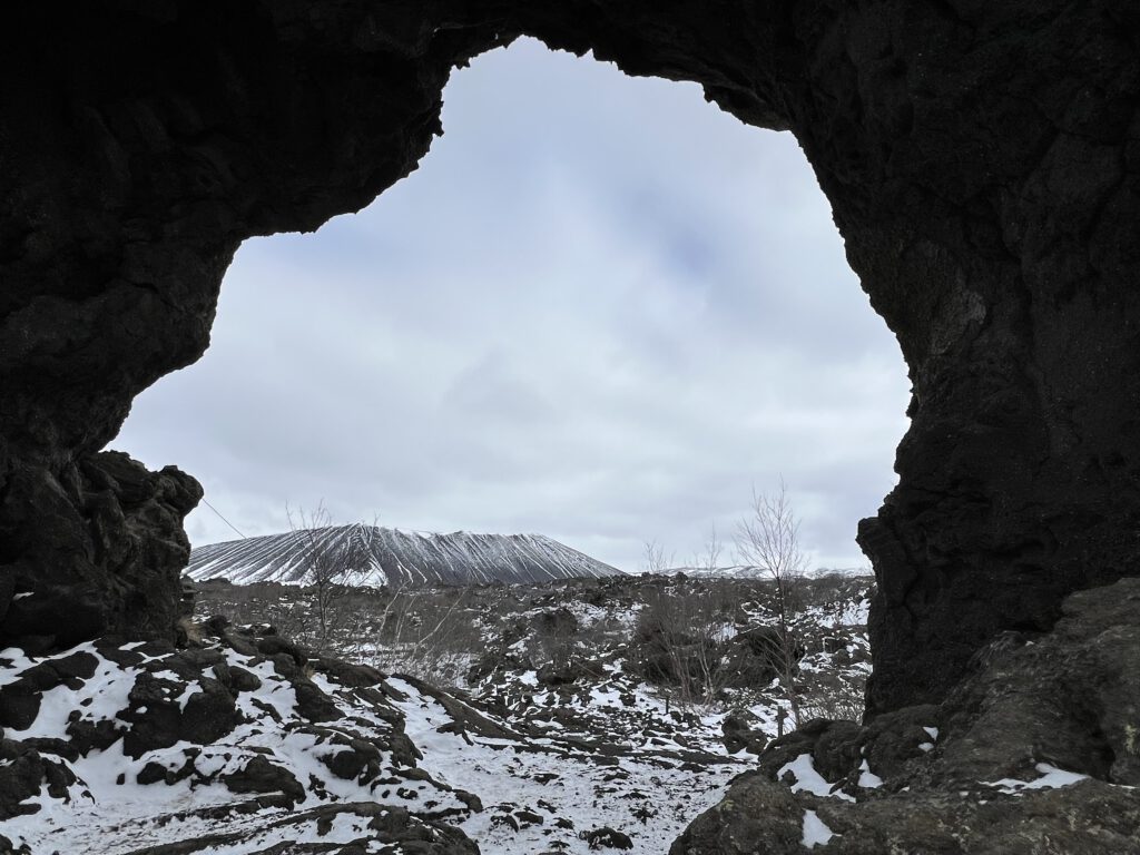 Gatklettur Dimmuborgir mit Blick auf Vulkankrater Hverfjall
