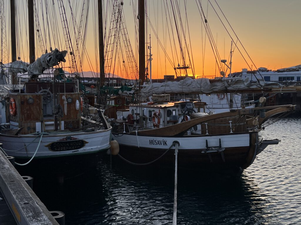 Sonnenuntergang im Hafen von Husavik