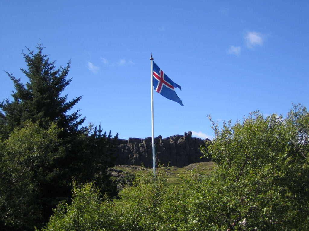 Isländische Fahne im Thingvellir