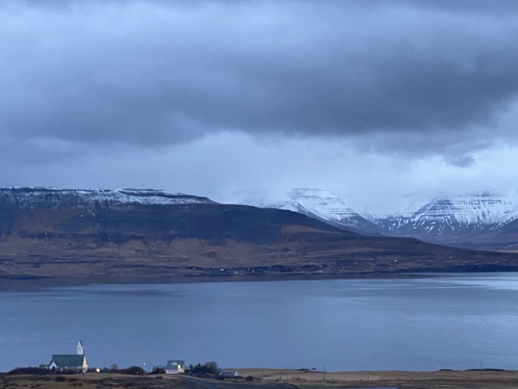 Kirche am Ufer des Hvalfjörður