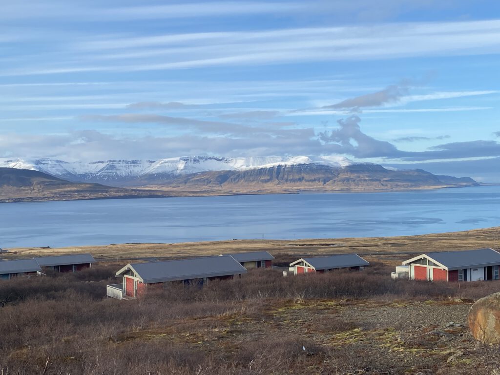 Hvalfjörður mit Schneebergen