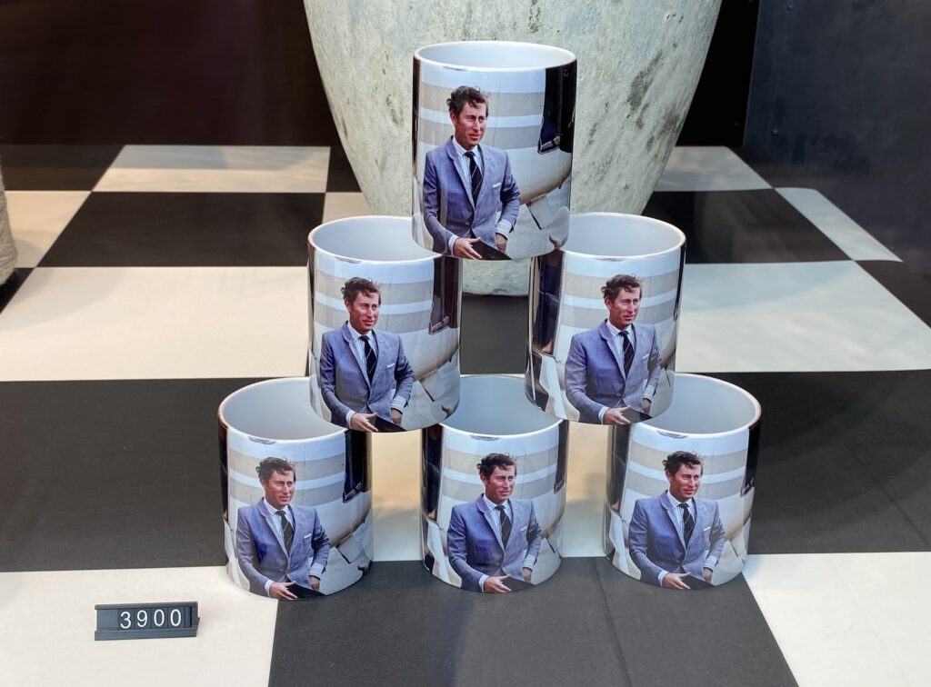 Becher mit Bild von Prinz Charles in Reykjavík