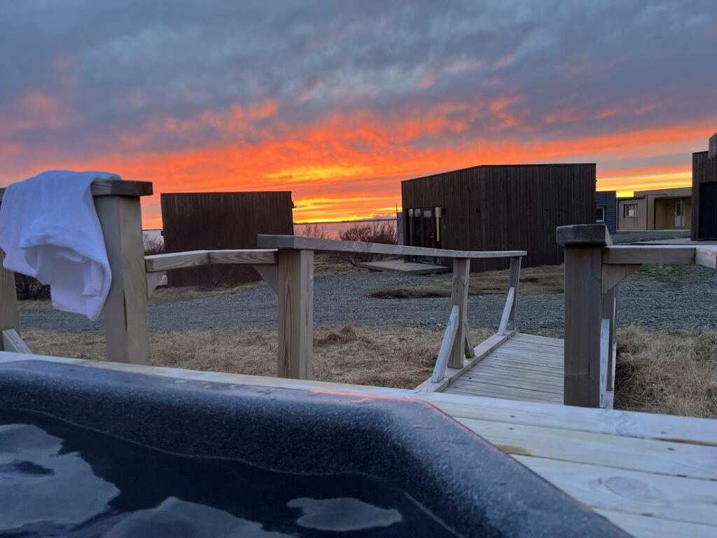 Hot Pot Hotel Hafnarfjall bei Sonnenuntergang