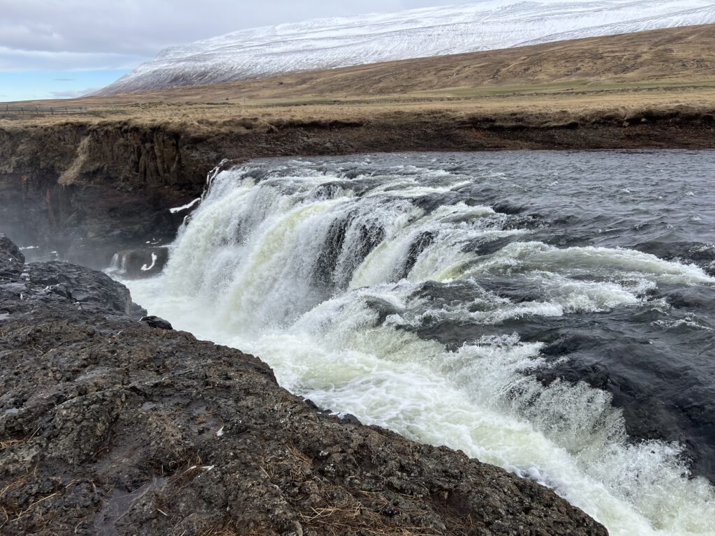 Wasserfall am Kolugljúfur Canyon von rechts