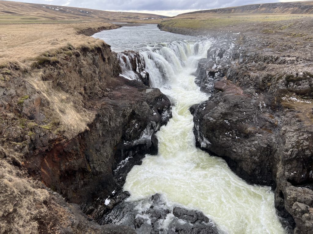 Wasserfall am Kolugljúfur Canyon von links
