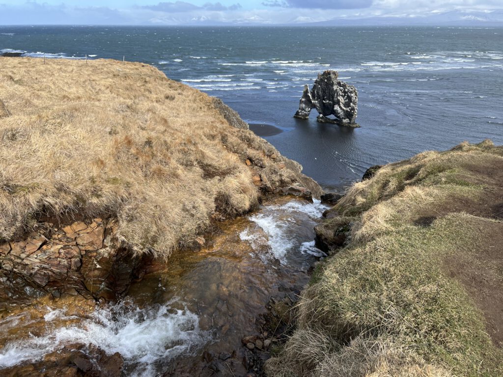 Hvitserkur mit Wasserfall