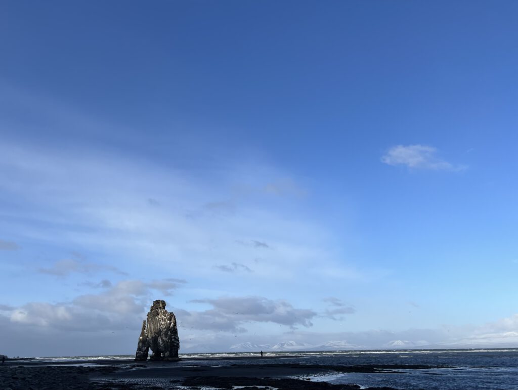 Hvitserkur auf Meereshöhe klein
