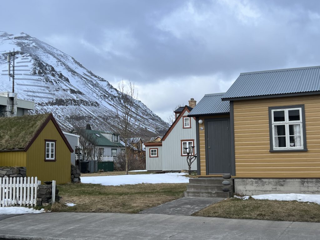Siglufjörður bunte Holzhäuser