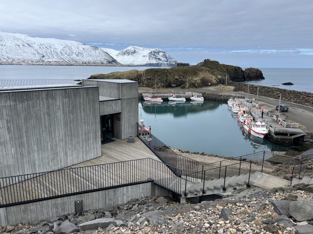 Hafnarhús Café und Hafen am Hafnarholmi