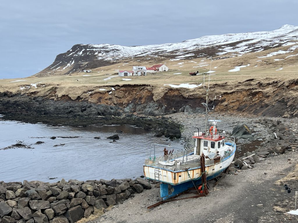 Schiff mit Hof und Schneebergen