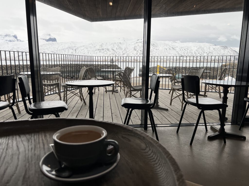 Hafnarhús Café mit Tasse