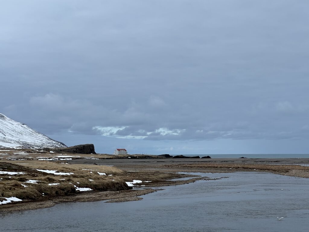 einsames Haus am Borgarfjörður eystri