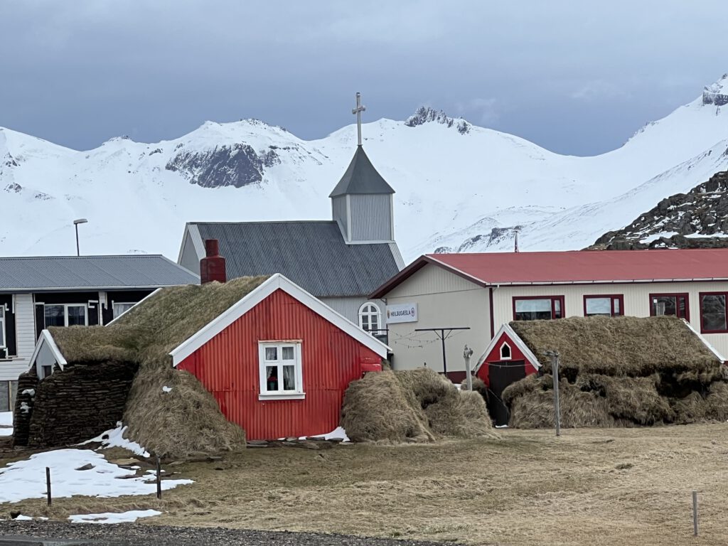 Lindarbakki mit Bakkagerðiskirkja