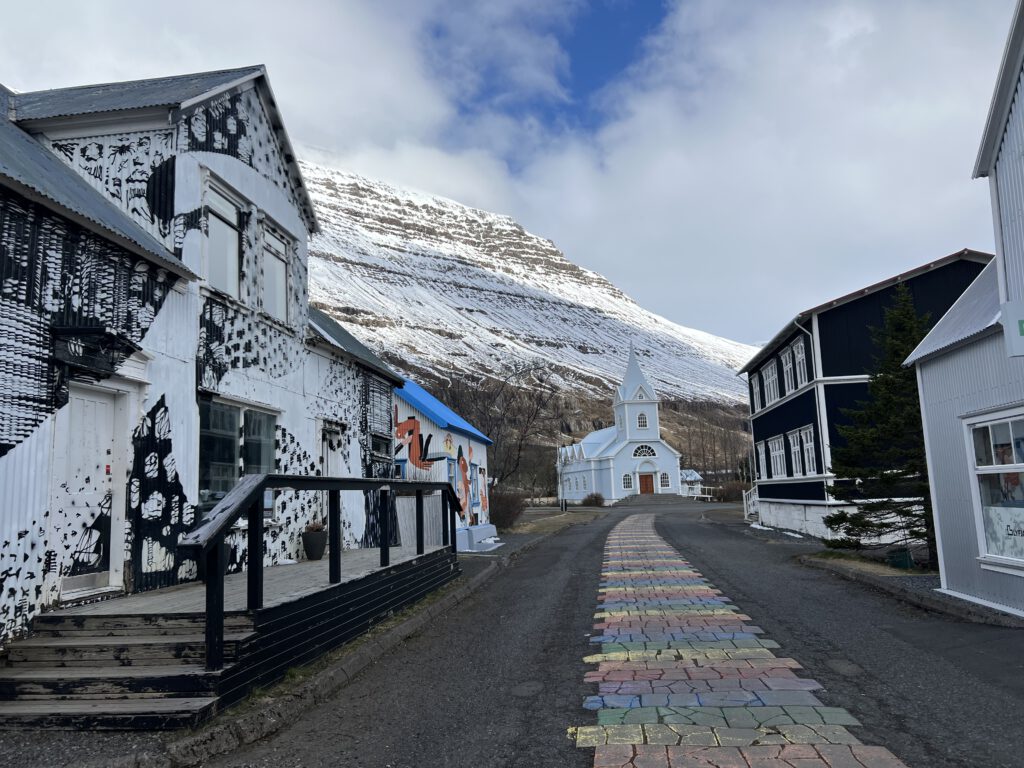 blaue Kirche mit Rainbow Walk in Seydisfjördur