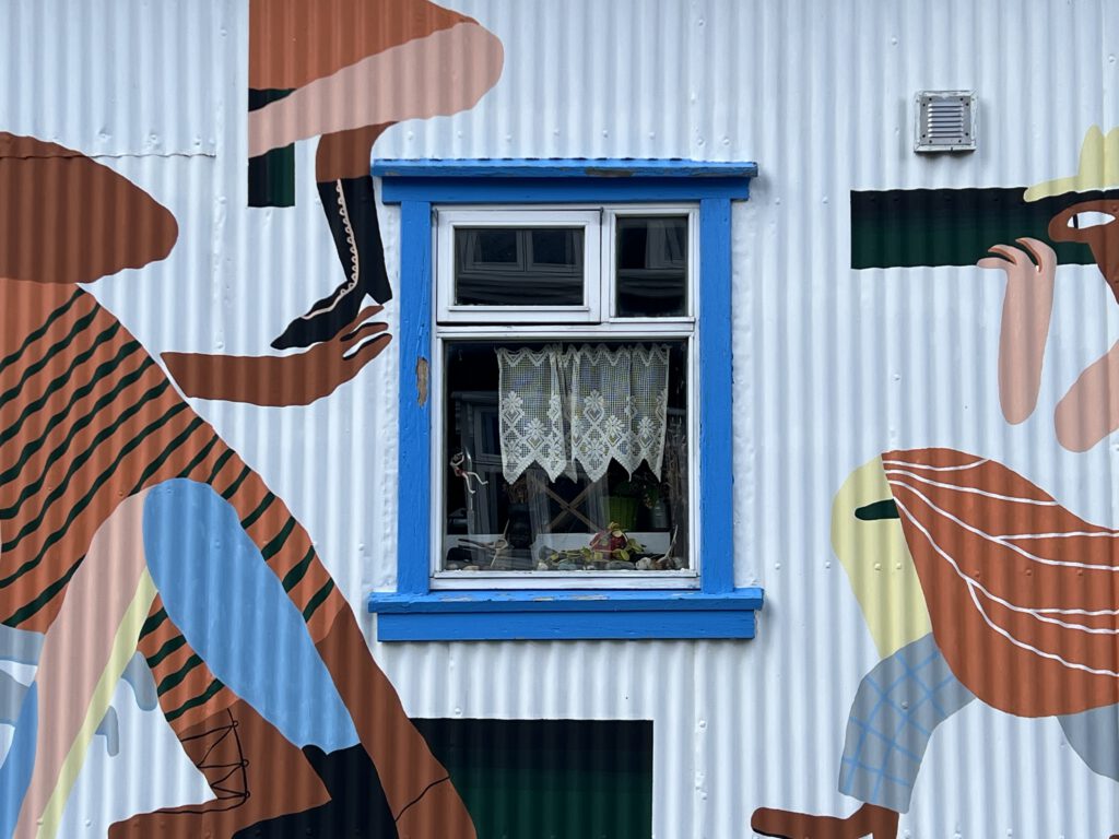 bunt bemaltes Haus in Seydisfjördur