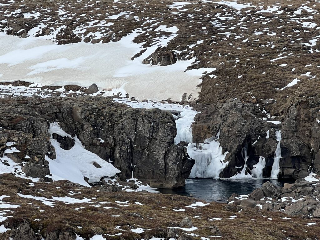vereister Wasserfall am Skriðdals- og Breiðdalsvegur 95