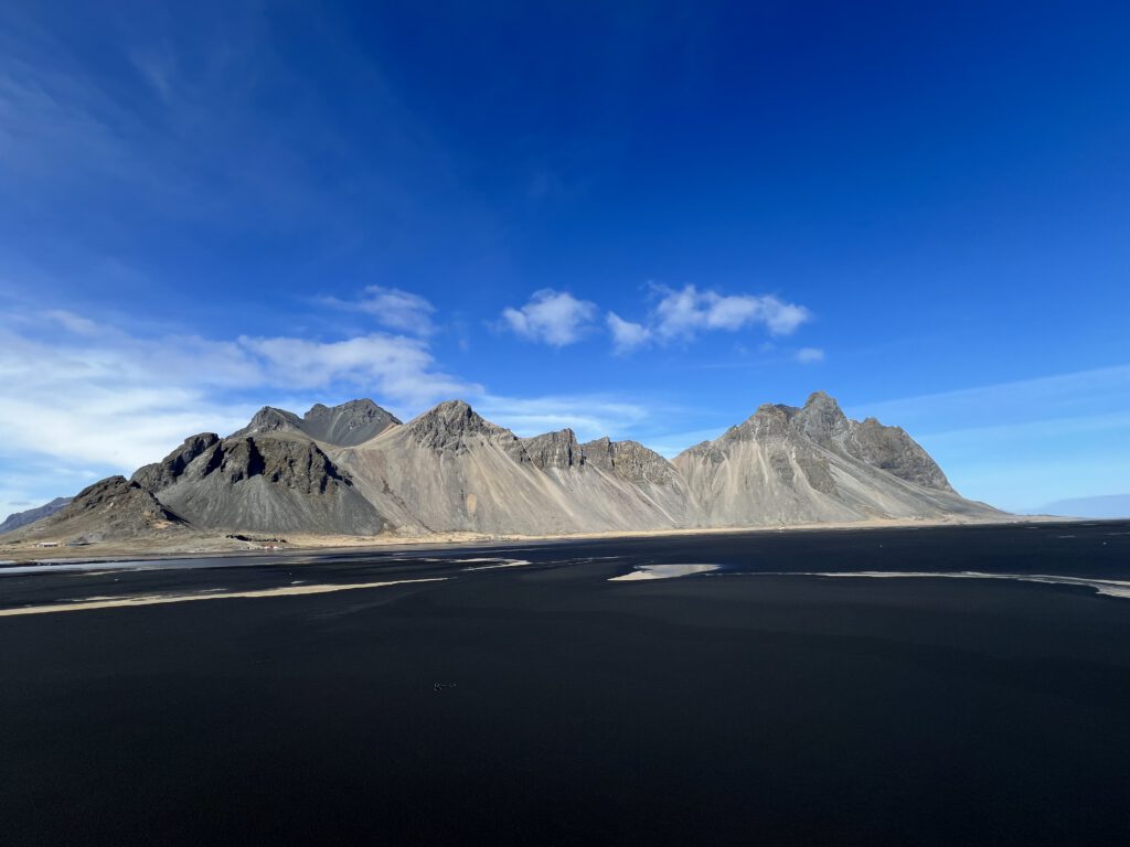 Vestrahorn mit schwarzem Strand
