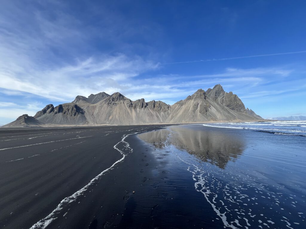 Vestrahorn mit schwarzem Strand und Wellen