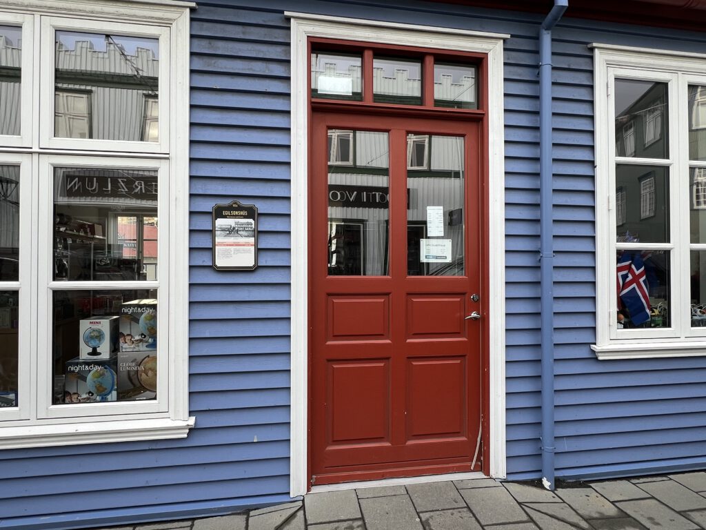 blaues Haus mit roter Tür in Selfoss