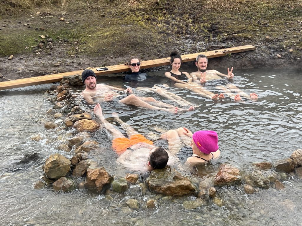 Gruppe Badender im Reykjadalur Hot Spring Thermal River