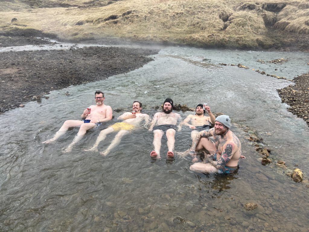 Jungs im Reykjadalur Hot Spring Thermal River