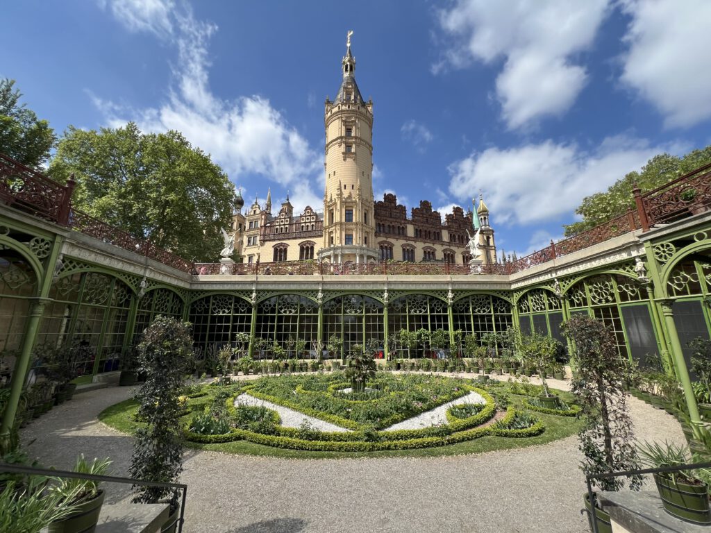 Hauptturm und Orangerie vom Burggarten