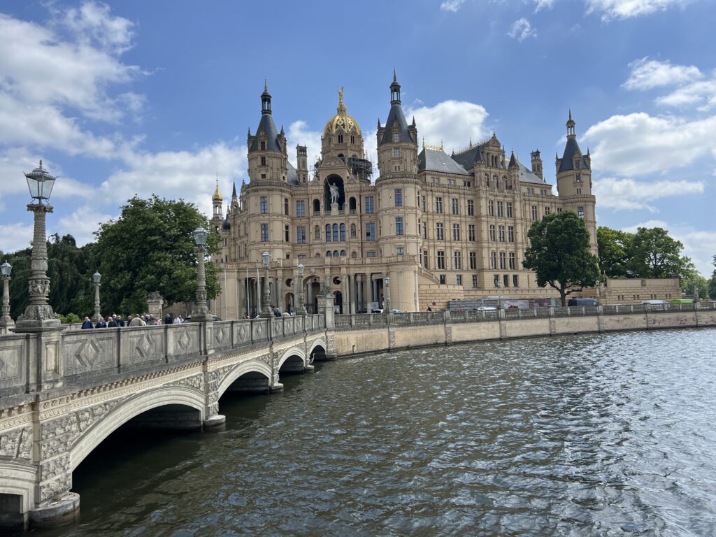 Schweriner Schloss mit Brücke