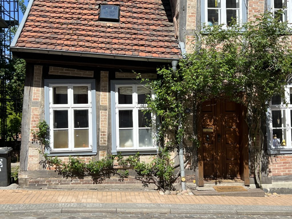windschiefes Haus in der Schelfstadt