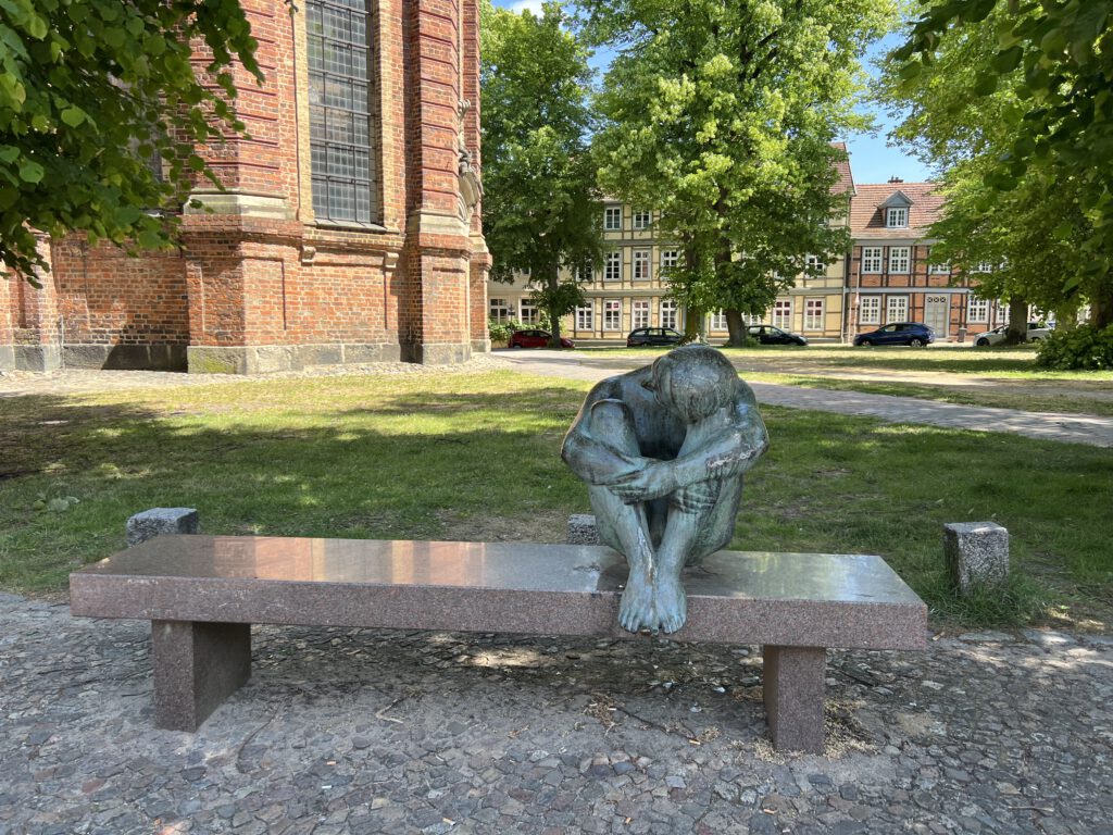 Skulptur vor der Schelfkirche St. Nicolai