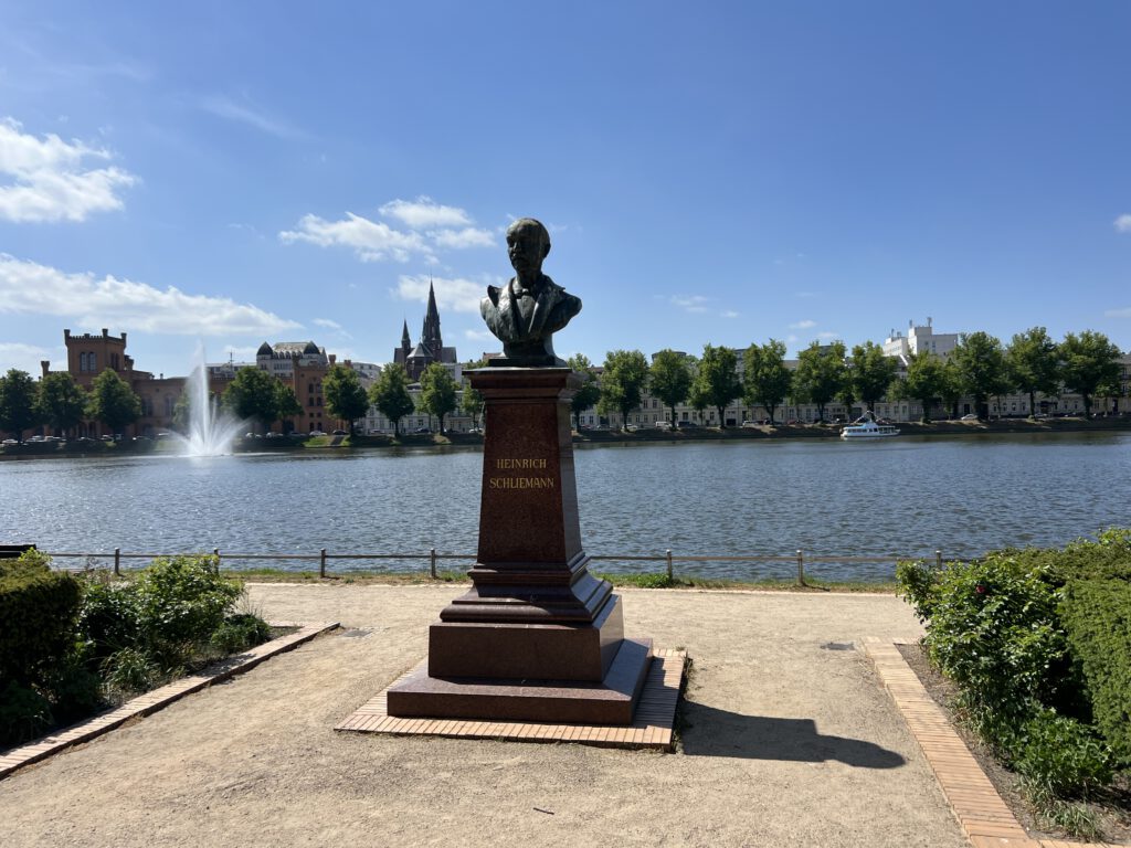 Schliemann Büste am Pfaffenteich