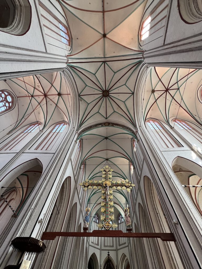 Deckengewölbe mit Triumphkreuz im Dom St. Marien