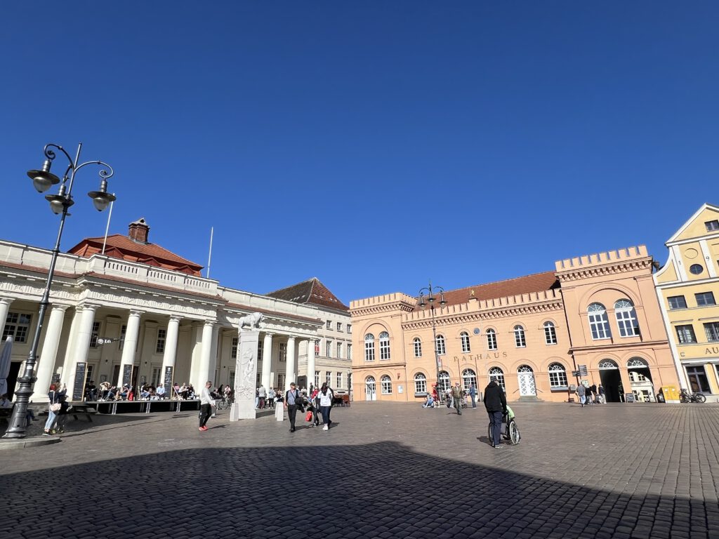 Säulengebäude und historisches Rathaus am Markt