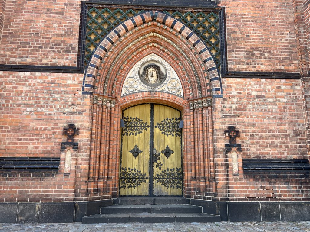 Seiteneingang der Schweriner Paulskirche