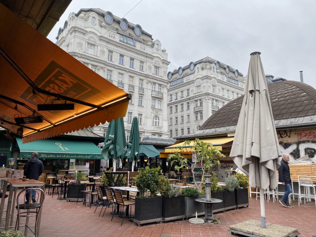 Naschmarkt mit anliegenden Häusern