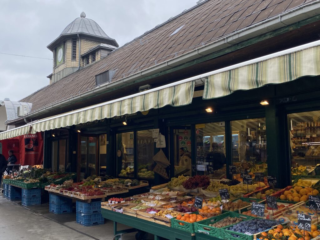 Naschmarkt mit Uhrenturm