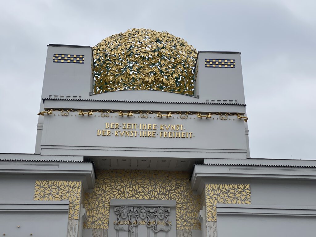 Secession mit Inschrift