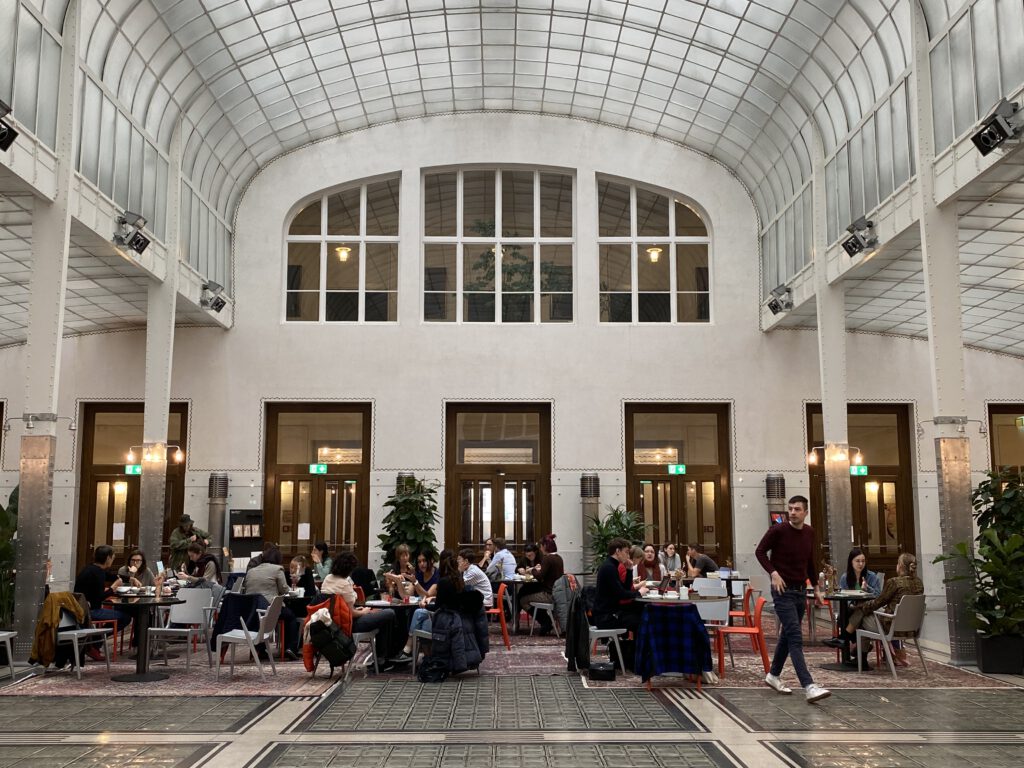 Cafe in der Postsparkasse Wien