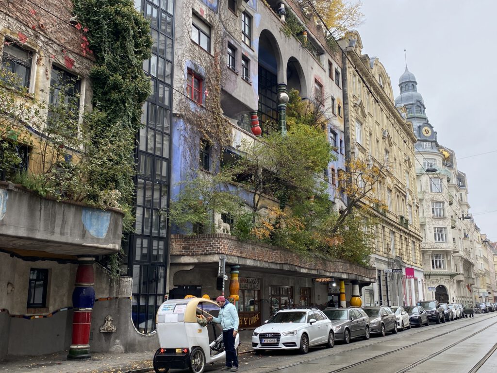 Hundertwasser Haus mit Straße