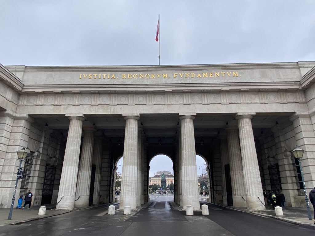 Äußeres Burgtor mit Blick auf Maria-Theresien-Denkmal