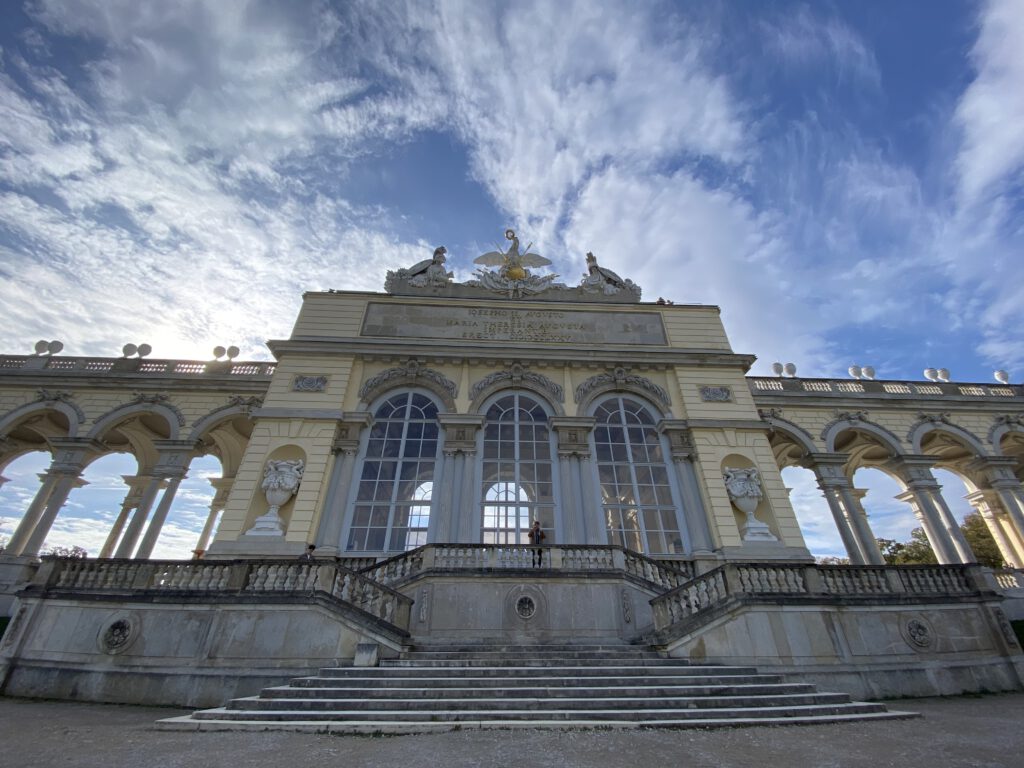 Gloriette Schönbrunn mit blauem Himmel