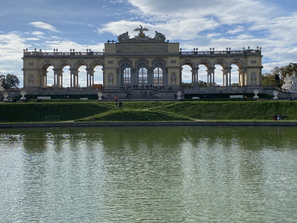 Gloriette Schönbrunn mit Wasser