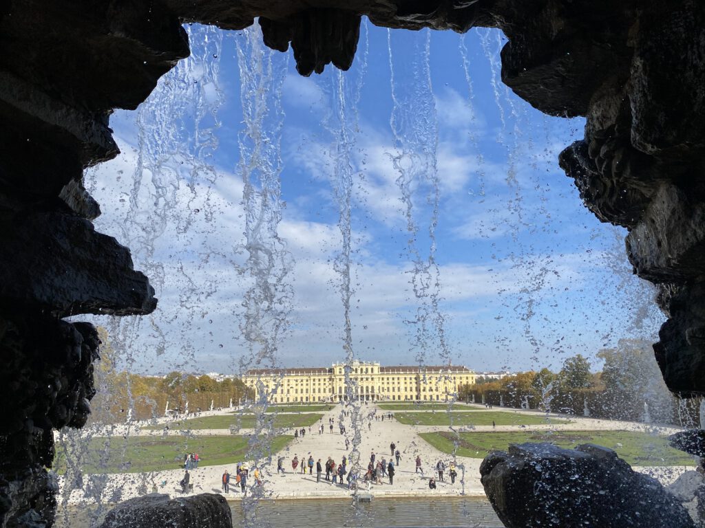 Blick auf Schloss Schönbrunn durch den Brunnen