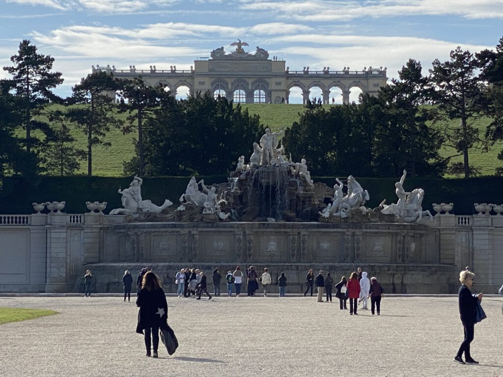neptunisches Brunnenbecken und Gloriette