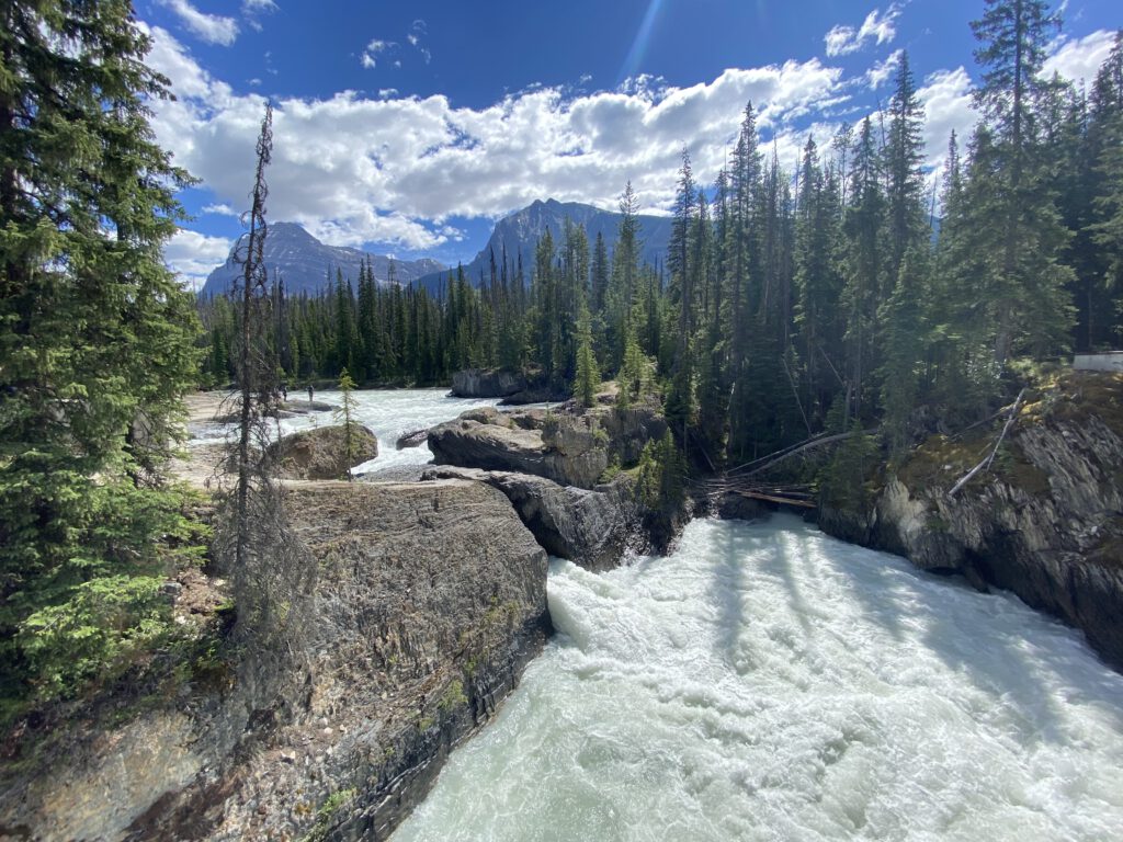 Natural Bridge Yoho mit Menschengruppe