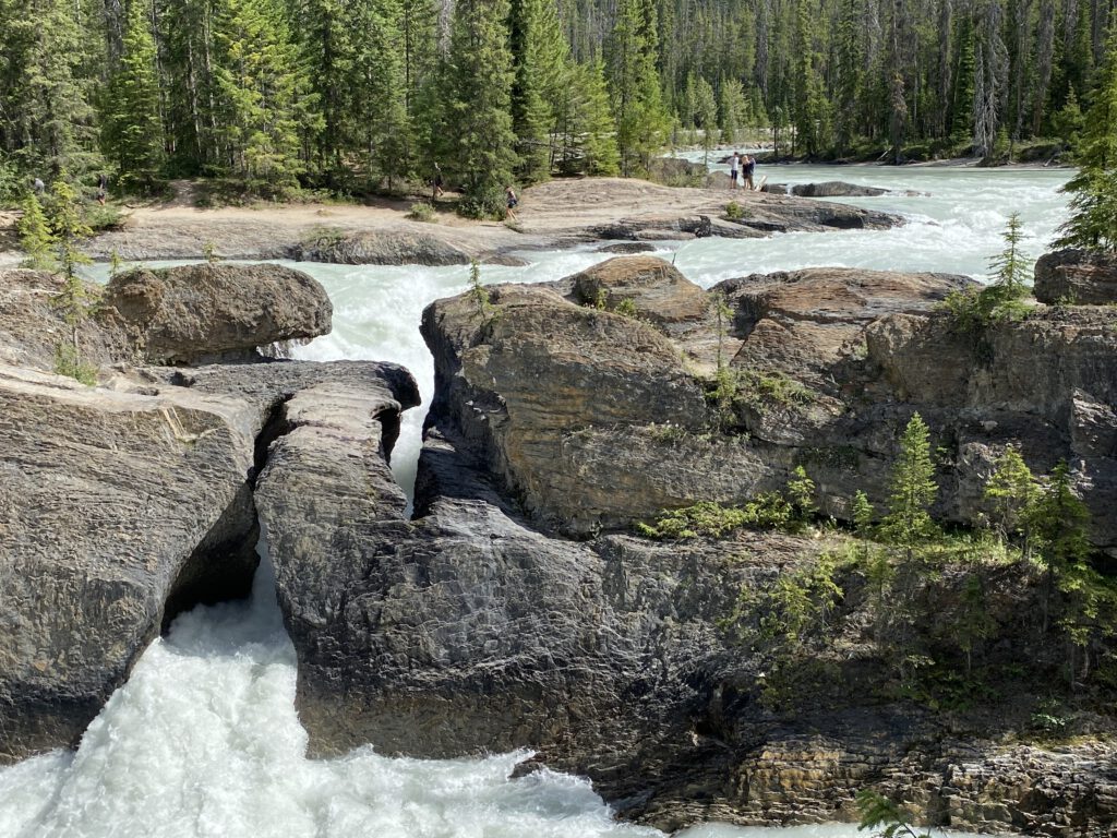 Natural Bridge Yoho mit Menschengruppe