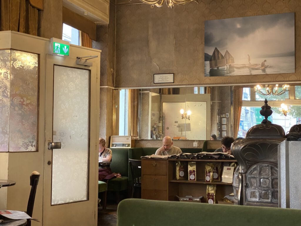 Cafe Jelinek von innen mit Tür